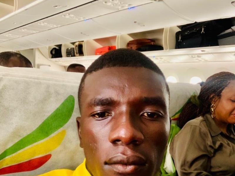 L'escrimeur congolais, Siadi Yan, dans l'avion, en partance pour la France.