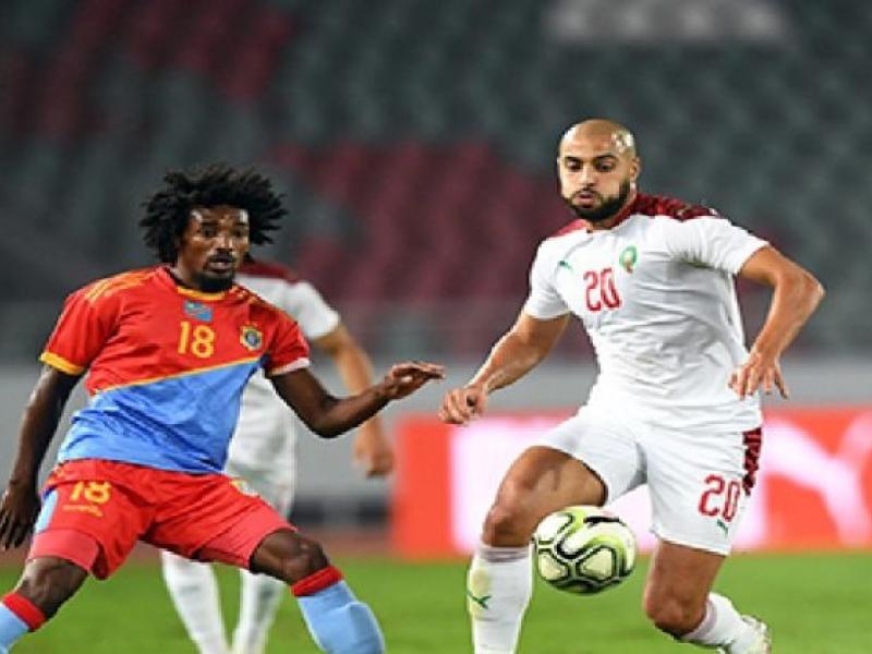 Le milieu congolais, Samuel Moutoussamy en duel avec un joueur marocain, lors d'un match amical.