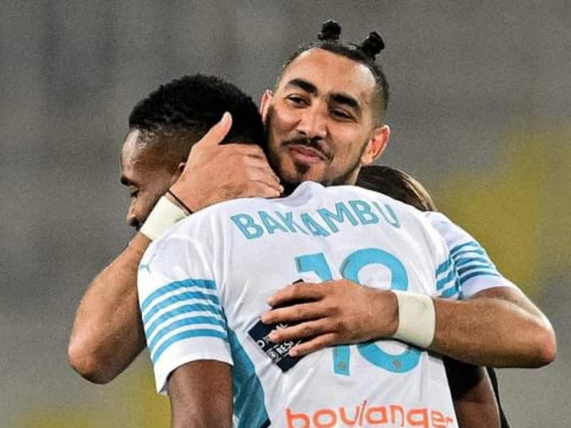 L'attaquant congolais, Cédric Bakambu en accolade avec Dimitri Payet.