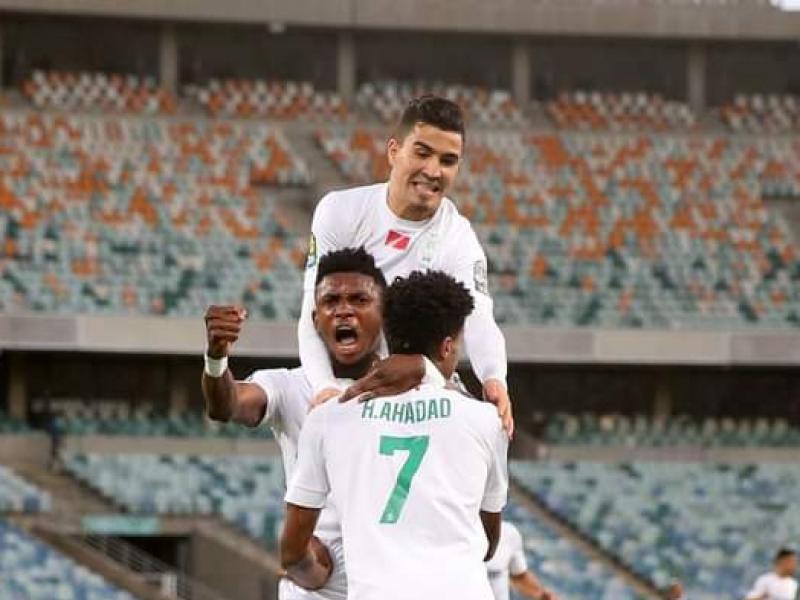 Le milieu de terrain congolais, Fabrice Ngoma en pleine célébration d'un but avec ses coéquipiers de Raja Casablanca.