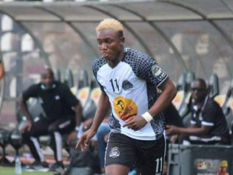Le milieu de terrain du TP Mazembe, Mercey Ngimbi Vumbi, lors d'une rencontre au stade de Kamalondo.