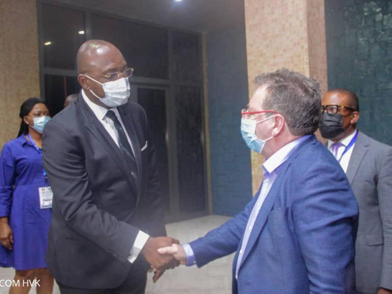 Le Gouverneur de la ville de Kinshasa salue le Ministre président Belge, Rudy Vervoot à son arrivée à l'aéroport de Ndjili
