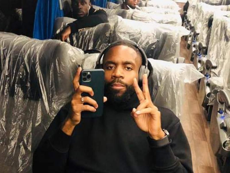 L'attaquant congolais, Cédric Bakambu à bord d'un bus l'équipe nationale de la RDC, à l'aéroport international de N'djili.