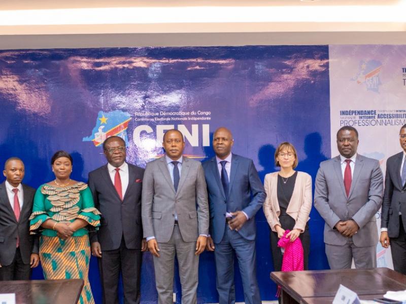 Photo de famille entre le bureau de la CENI et une délégation de l'ONU