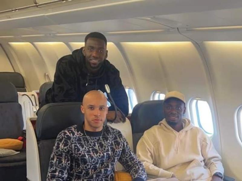 Yannick Bolasie, Marcel Tisserand et Paul-José Mpoku à bord d'un avion.