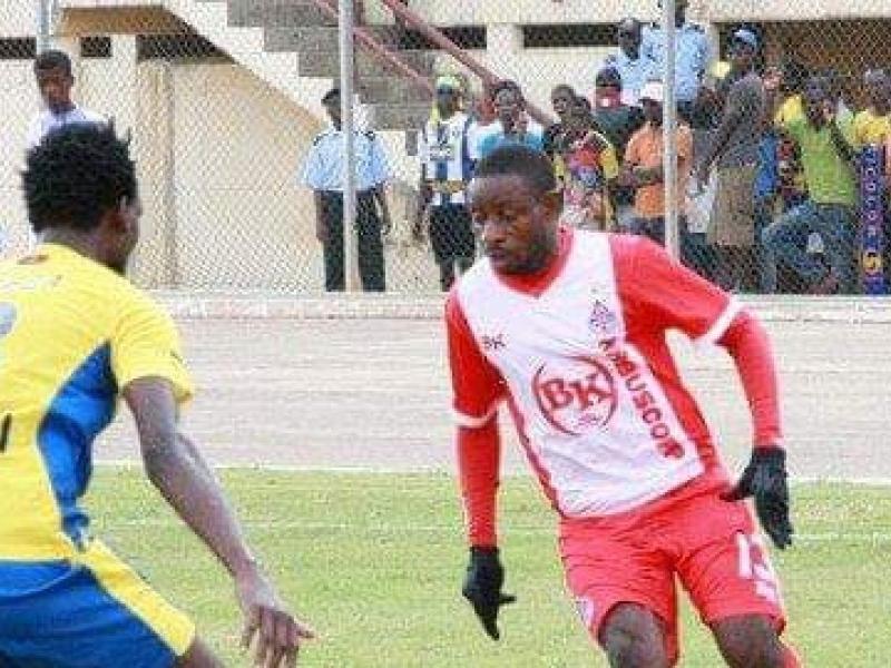 Dr Lami en duel avec un joueur de Petro Luanda. [Photo d'illustration]