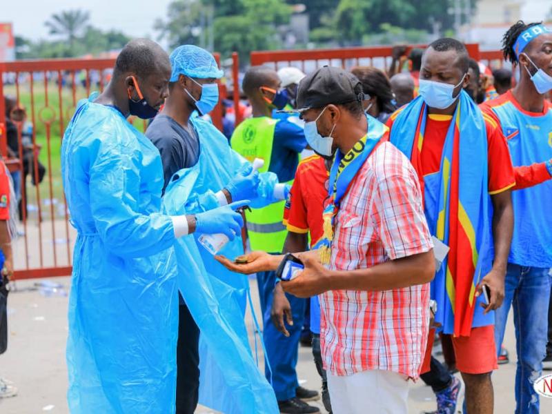 Les supporters des Léopards se font prélever la température à leur entrée au Stade des Martyrs