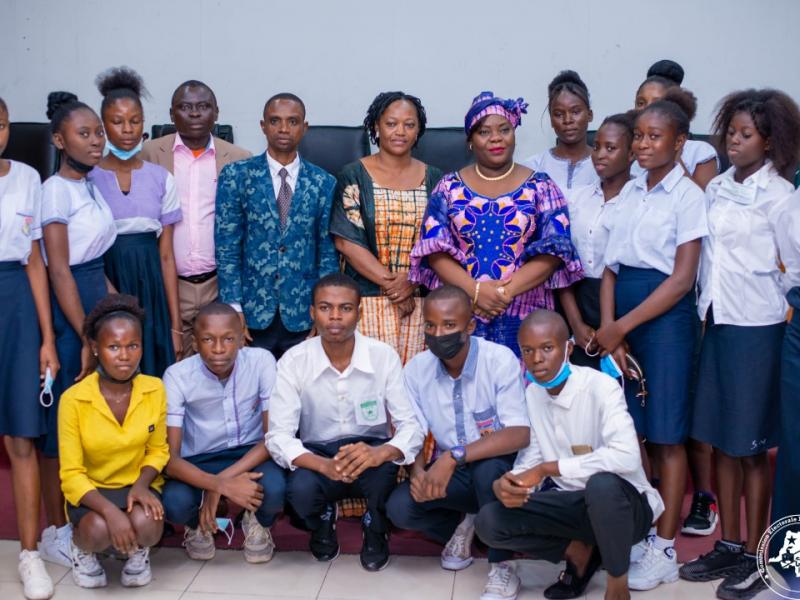 Photo de famille prise au siège de la CENI à l'issue d'une causerie entre Mme Aline d'Or Omokok, membre de la plénière, et les jeunes filles sur le processus électoral