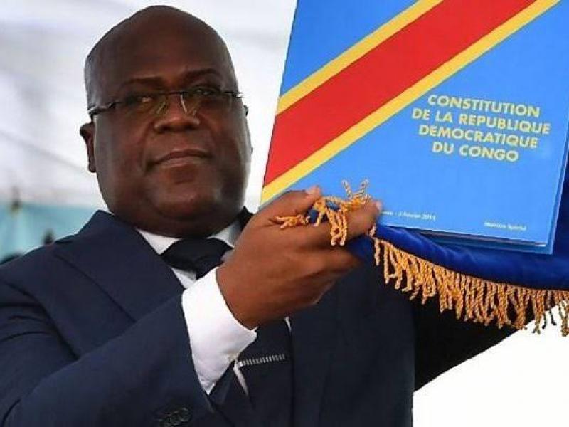 Le président Félix Tshisekedi tenant 