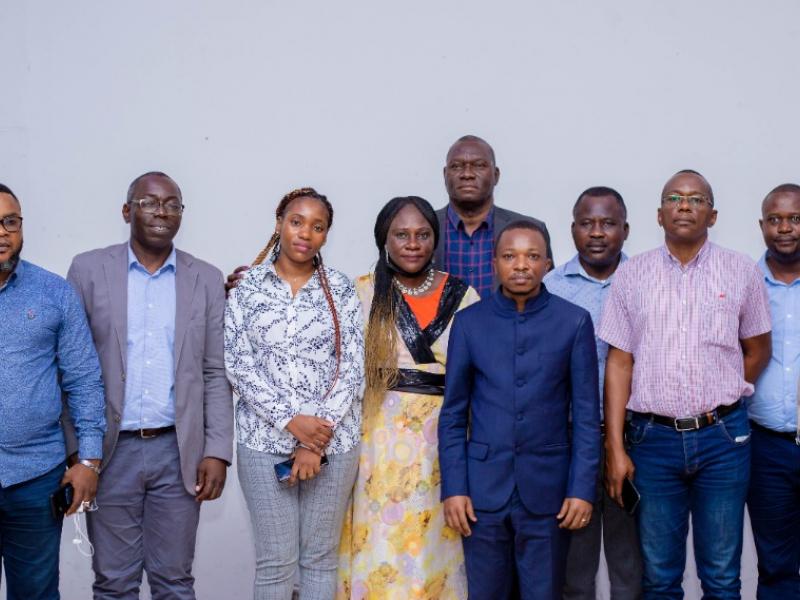 Le rapporteur adjoint de la CENI Paul Muhindo ( costume bleu) entouré de quelques experts juristes de la CENI formés sur la gestion des contentieux de candidature de l'élection des gouverneurs