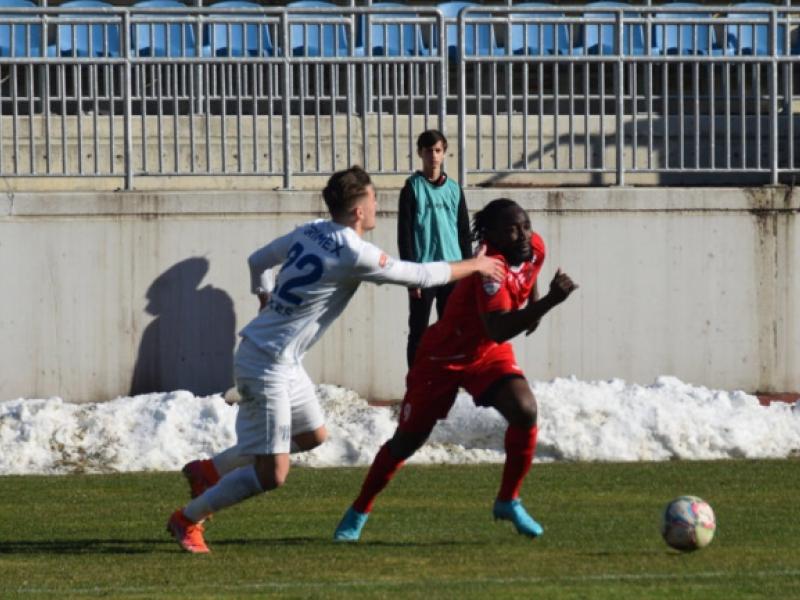 Firmin Mubele en duel avec un joueur, lors d'une rencontre de Liga 2.