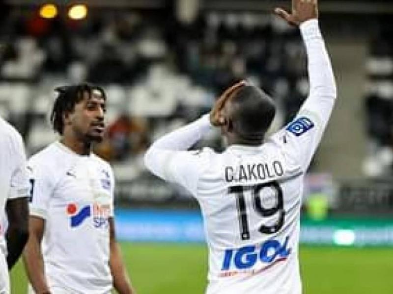 Chadrac Akolo en pleine célébration d'un but avec ses coéquipiers d'Amiens. [Photo d'illustration]