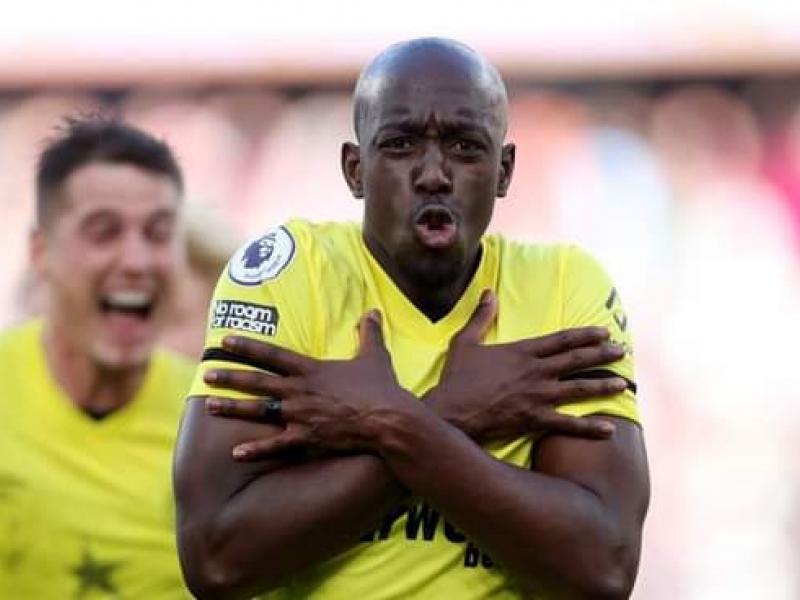 L'attaquant congolais, Yoane Wissa en pleine célébration d'un but sous les couleurs de Brentford FC.