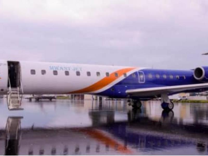 Un appareil de Mwant Jet pris sur la piste de l'aéroport international de N'djili