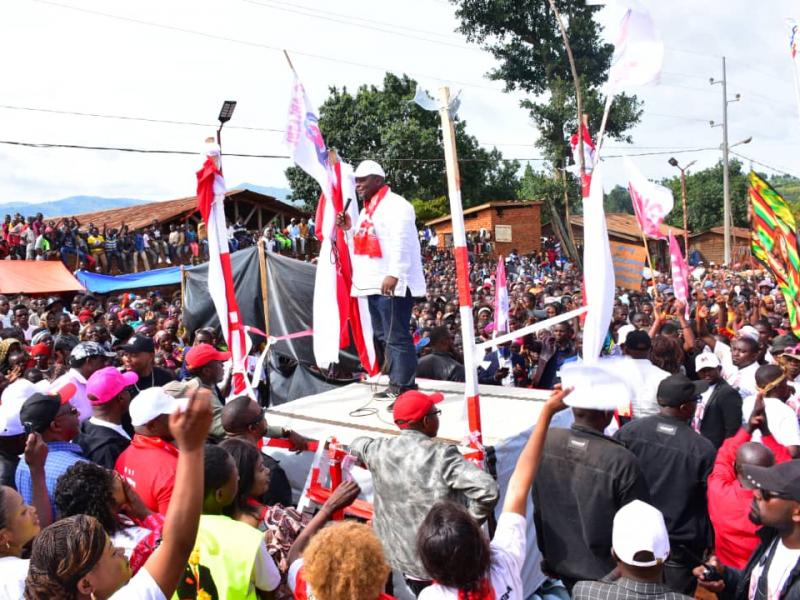 Aimé Boji Sangara devant la foule à Walungu Centre
