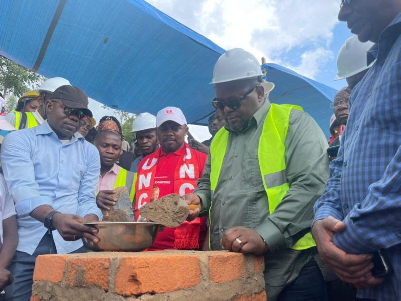 Aimé Boji Sangara lancement les travaux de construction d'une micro-centrale hydroélectrique sur la rivière Nkombo