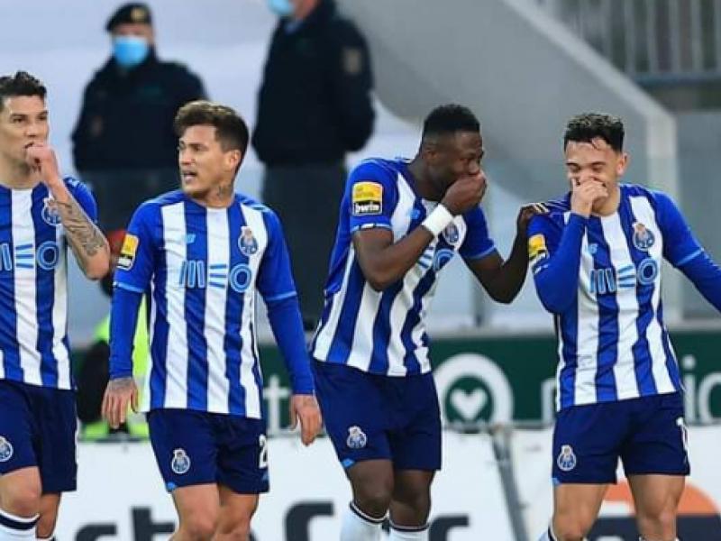 Chancel Mbemba en pleine célébration d'un but avec ses coéquipiers du FC Porto.