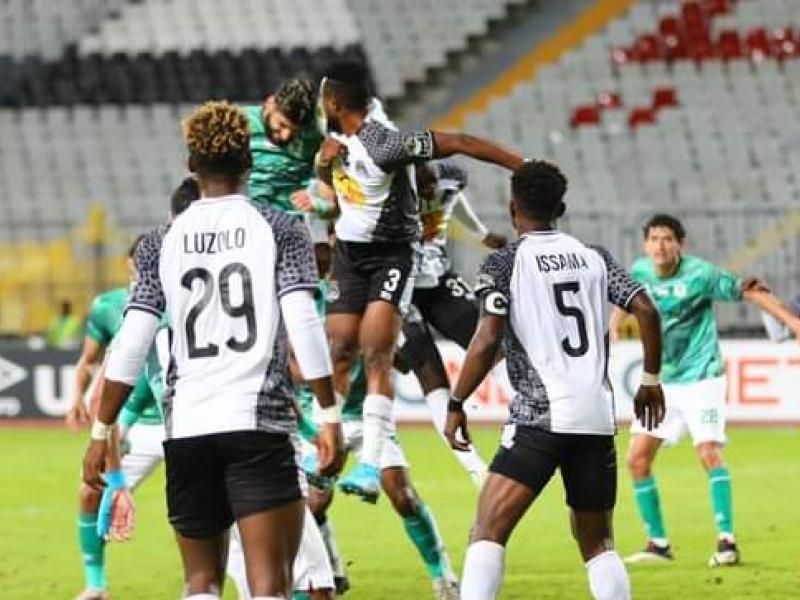 Les joueurs du TP Mazembe en duel avec ceux d'Al Masry, lors d'une rencontre de phase de groupes de la Coupe de la CAF.