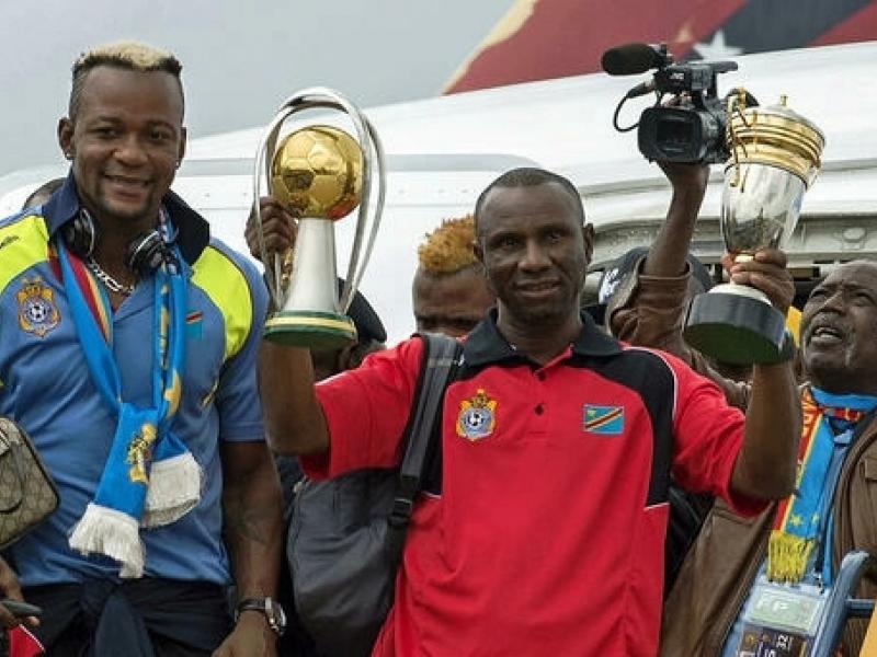 Joël Kimwaki et Florent Ibenge à l'aéroport international de N'djili, après le sacre des Léopards A' au CHAN Rwanda 2016.
