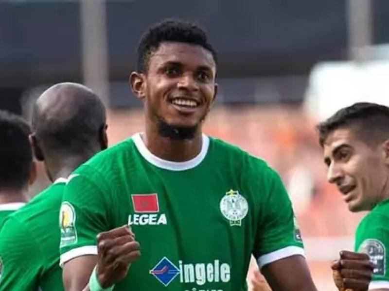 L'international congolais, Fabrice Ngoma en pleine célébration d'un but avec ses coéquipiers de Raja Casablanca.