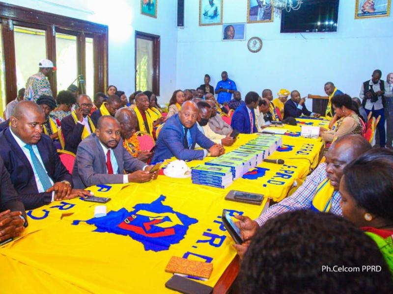 Remise d'un lot de livres de Néhémie Mwilanya au siège du PPRD
