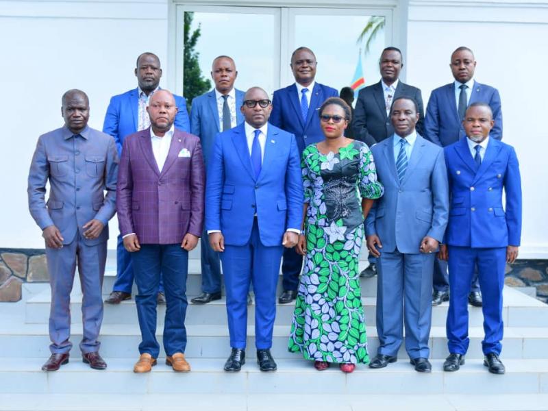 La délégation des députés provinciaux de Kwilu avec le premier ministre au sortir de l'audience