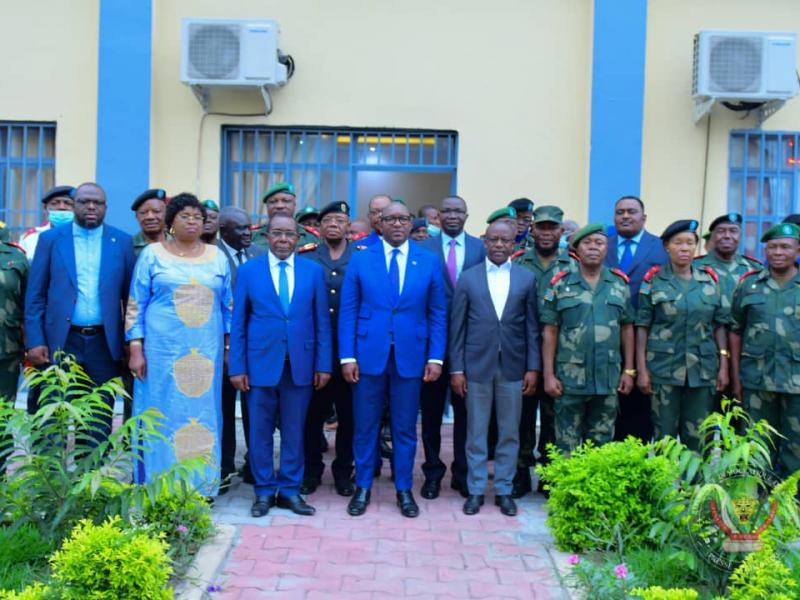 Une photo de famille entre le premier ministre Sama Lukonde et quelques personnalités politico-militaires