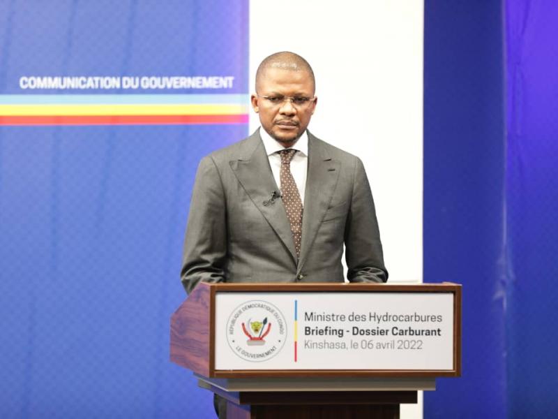 Photo de profil.Le ministre des Hydrocarbures Didier Budimbu face à la presse