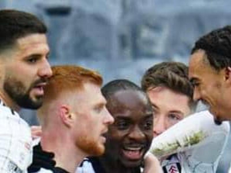 Neeskens Kebano en pleine célébration d'un but avec ses coéquipiers de Fulham FC.
