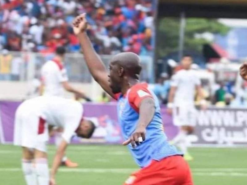 Yoane Wissa en pleine célébration de son but face au Maroc, au stade des martyrs de Kinshasa.