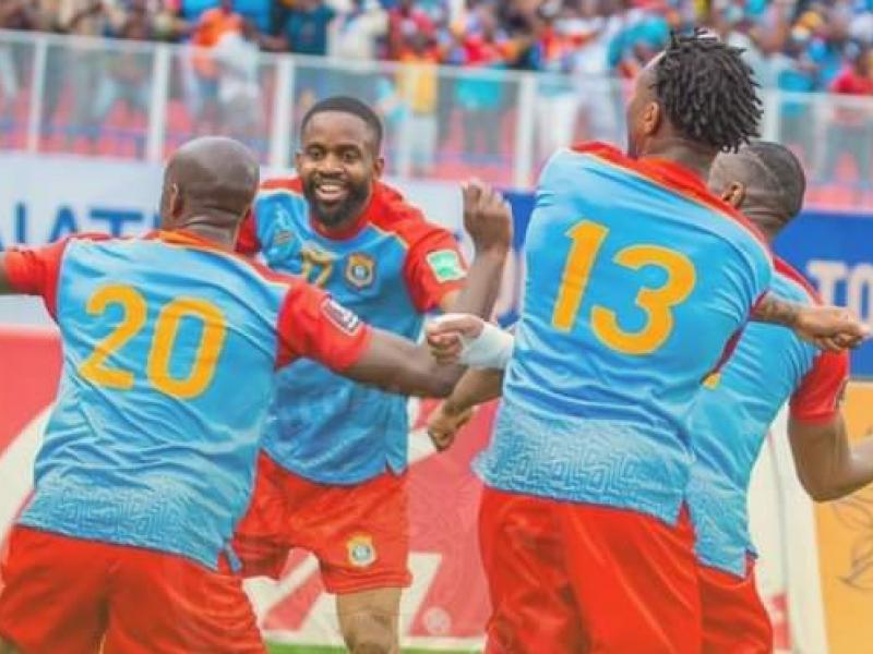 Les Léopards de la RDC, en pleine célébration d'un but au stade des martyrs de Kinshasa.