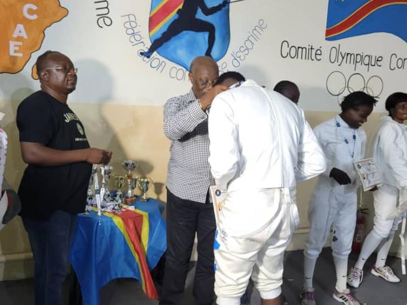 Les athlètes escrimeurs récompensés au tournoi de la paix