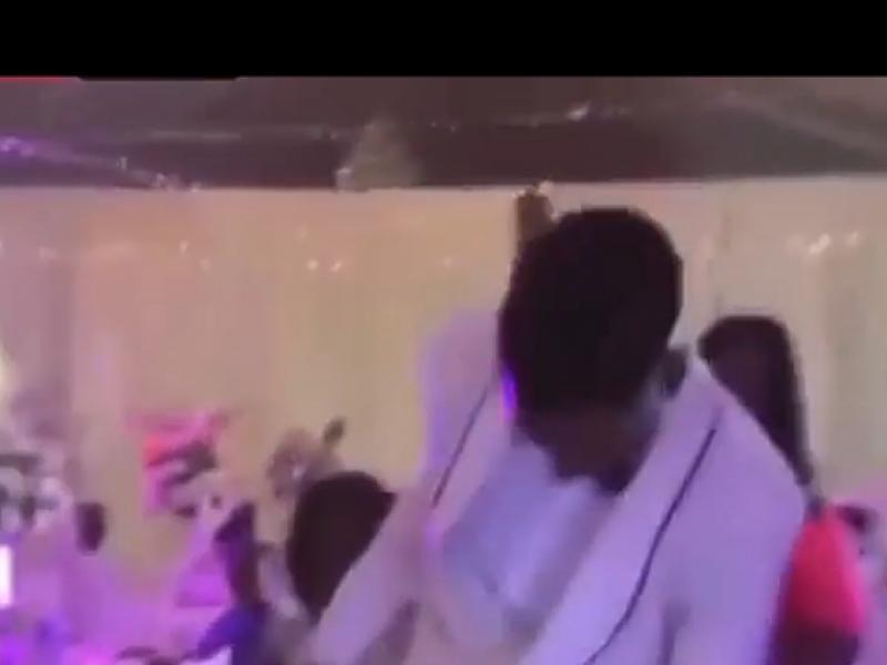 Prophète Joël Francis Tatu chante et danse "Ya Mado" dans sa fête de mariage.