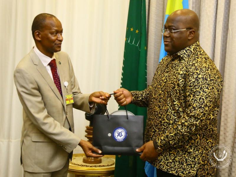 De gauche à droite, le secrétaire exécutif de la SADC M Magosi et le président Félix Tshisekedi lors d'une audience pour la présentation de la feuille de cette organisation sous-régionale