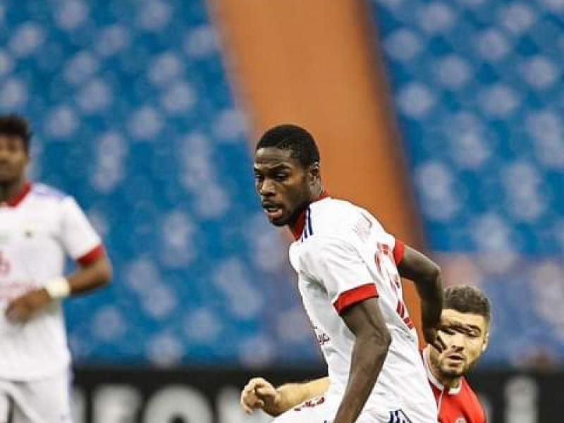 Ben Malango en duel avec un joueur du FC Istiklol.