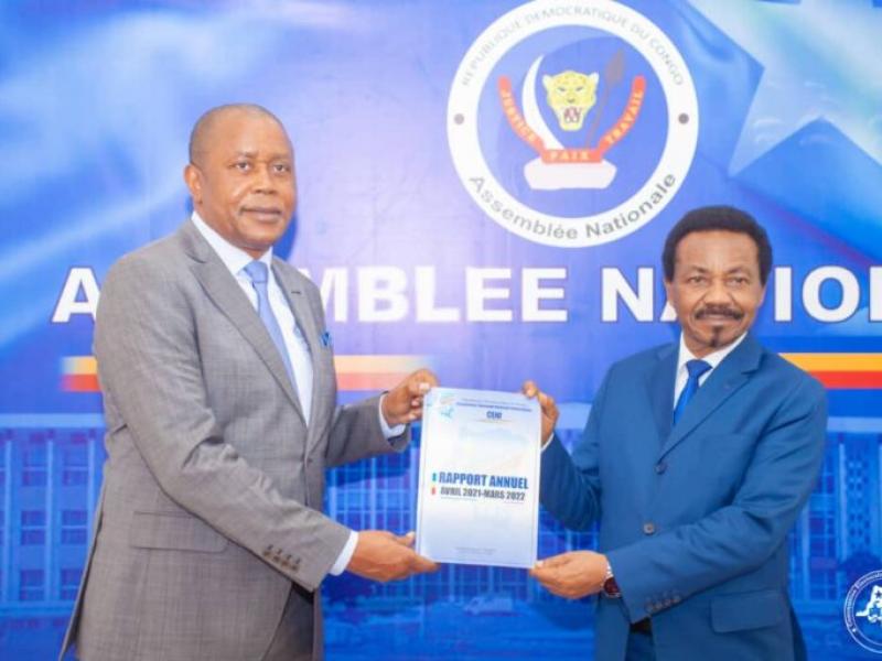 Le président de la CENI Denis Kadima ( à gauche) venu pour déposer le rapport annuel de la CENI au président de l'assemblée nationale Mboso N'kodia (droite)