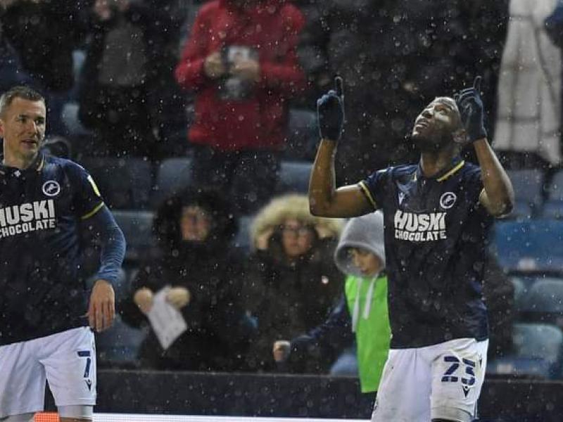 Benik Afobe en pleine célébration d'un but avec l'un de ses coéquipiers de Millwall. [Photo d'illustration]
