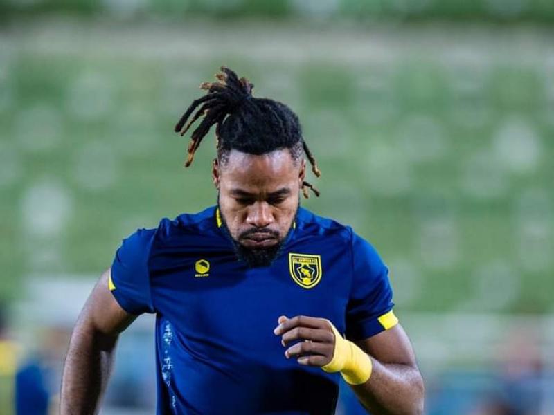 Christian Luyindama en plein échauffement d'avant-match d'Al Taawoun FC.