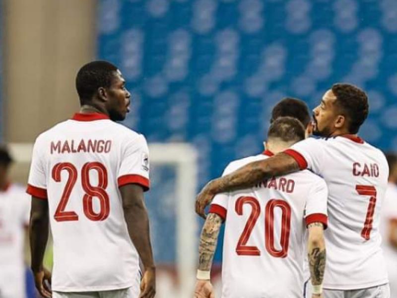 Ben Malango en pleine célébration d'un but avec ses coéquipiers de Sharjah FC.