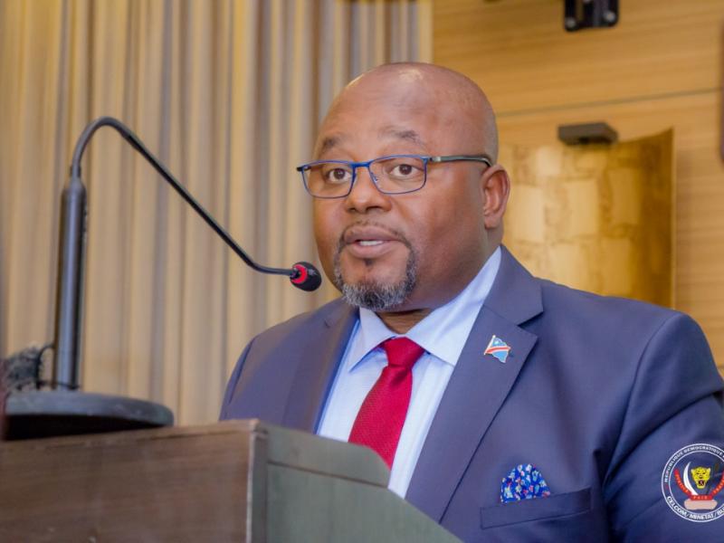 Le ministre d'État, ministre du Budget Aimé Boji prononçant son mot de clôture lors des assises sur la vulgarisation des Procédures de Passations Marchés Publics en RDC