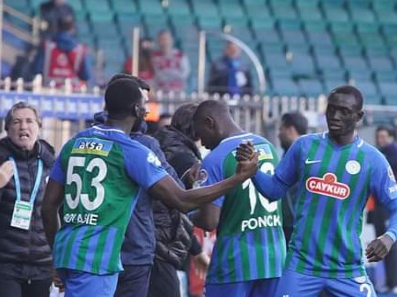 Yannick Bolasie en pleine célébration d'un but avec ses coéquipiers de Rizespor.