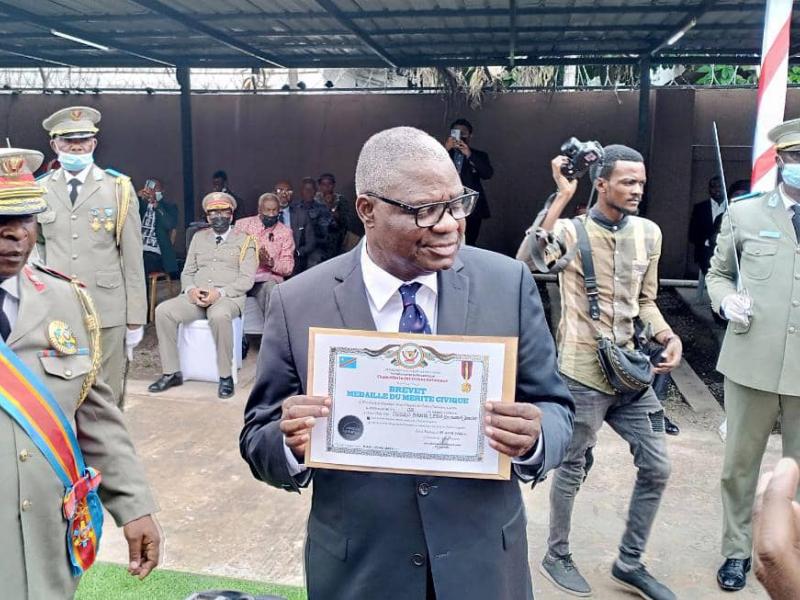 Le professeur Luzolo Bambi Lessa, Ex- Conseiller Spécial du président Kabila chargé de la lutte contre la corruption et blanchiment des capitaux, recevant son diplôme de mérite civique délivré par la Chancellerie des ordres nationaux