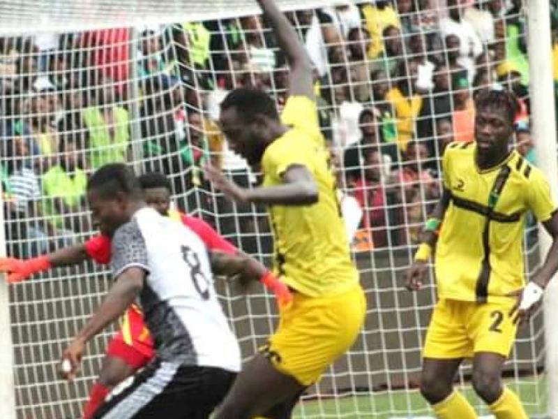 Trésor Mputu en duel avec un défenseur de l'AS VClub lors d'une rencontre de LINAFOOT à Lubumbashi.