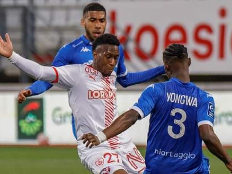 Yeni N'Gbakoto en duel avec les joueurs de Niort. [Photo d'illustration]