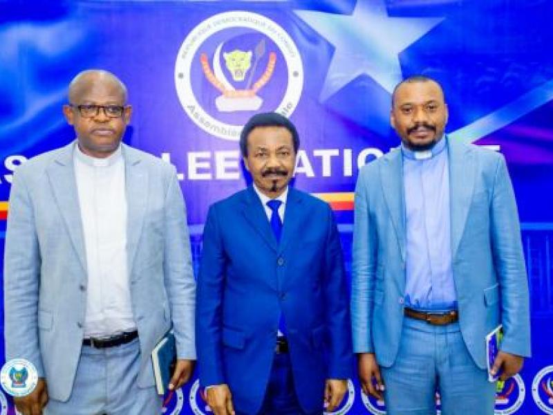 De gauche à droite, le secrétaire général de la CENCO Monseigneur Donatien Nshole, le président de l'Assemblée nationale Mboso N'kodia ( au milieu) et  Révérend Pasteur Éric Nsenga, porte-parole de l'ECC