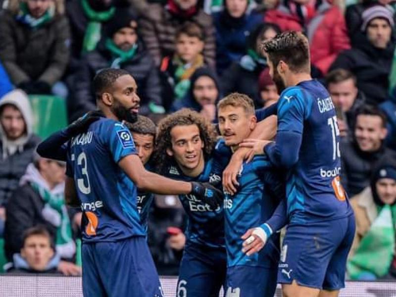 Cédric Bakambu en pleine célébration d'un but avec ses coéquipiers de l'OM.