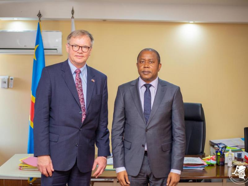 Le président de la CENI, Denis Kadima, pose avec l'ambassadeur de la Norvège en  RDC