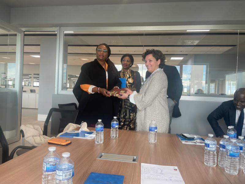 En séjour en Espagne, la ministre Antoinette Kipulu reçoit un cadeau de la part de Madame Myriam Bonilla de EBIDON SA