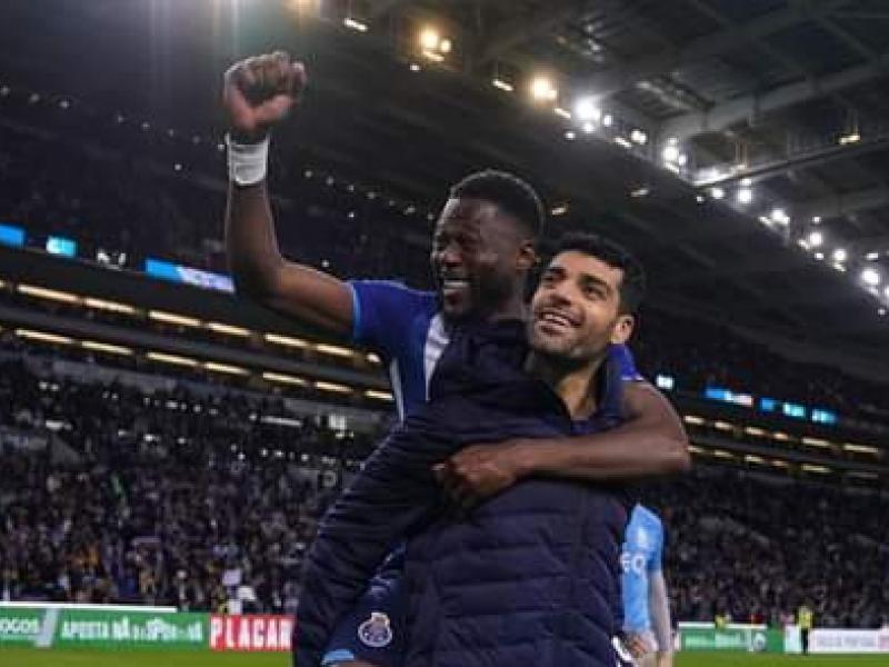 Chancel Mbemba en pleine célébration avec son coéquipier du FC Porto.