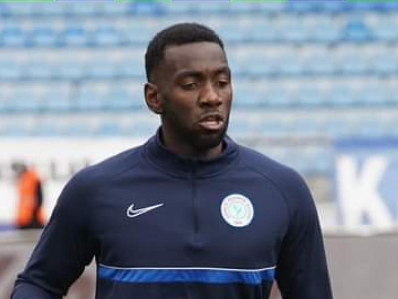Yannick Bolasie sous les couleurs de Çaykur Rizespor à l'échauffement d'avant-match.